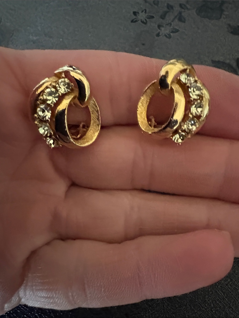 VINTAGE INTERTWINED SWIRL DESIGNED RHINESTONE GOLD-TONE BROOCH EARRING SET - Picture 6 of 9